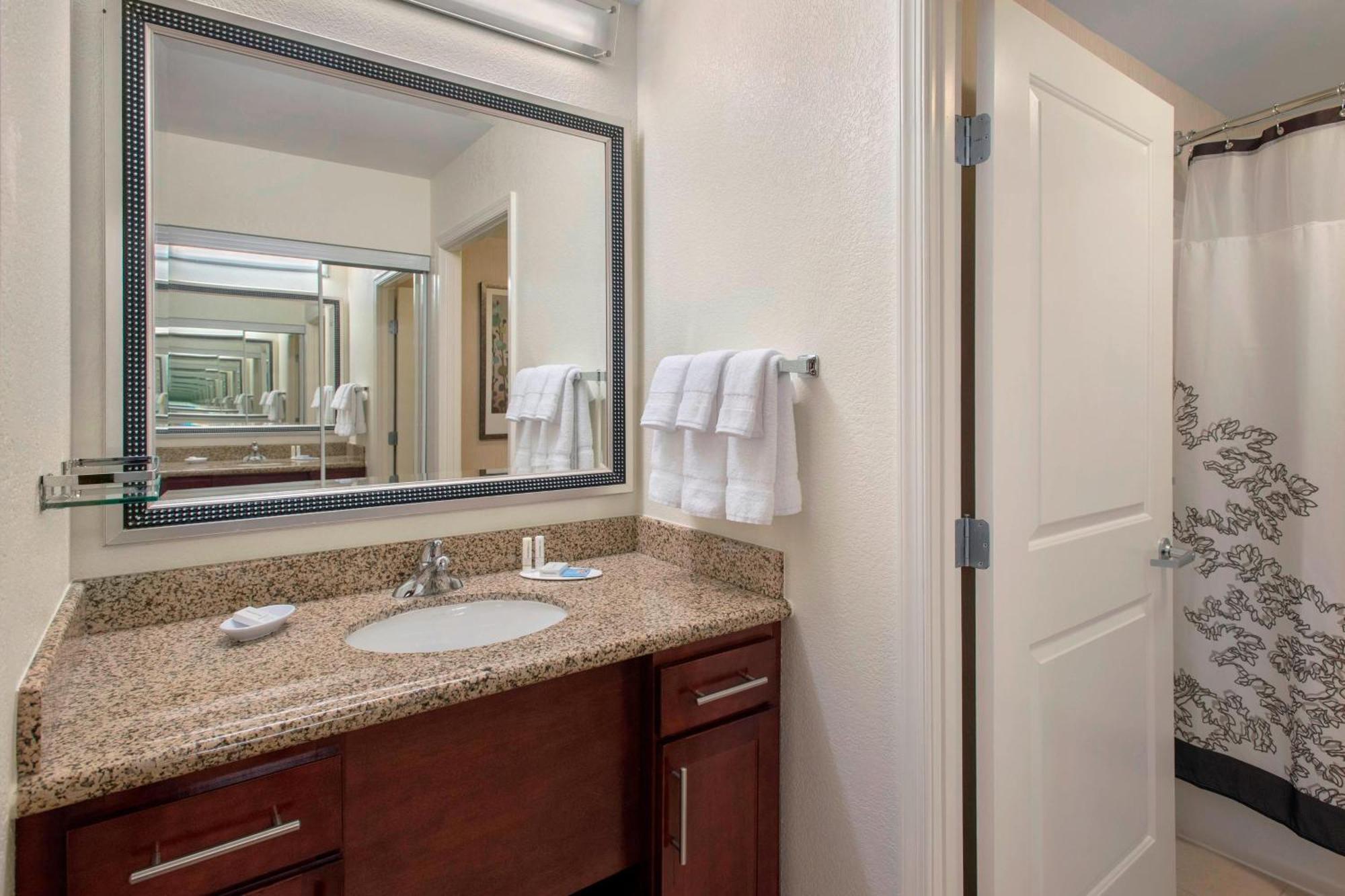 Residence Inn Alexandria Old Town South At Carlyle Экстерьер фото